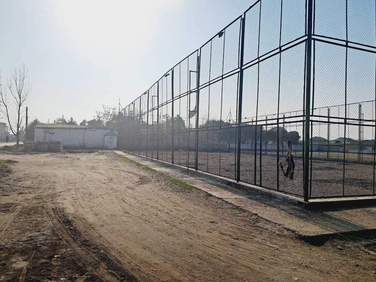Xatirchi tumanida Suniy qoplamali futbol maydoni binosi sotiladi
