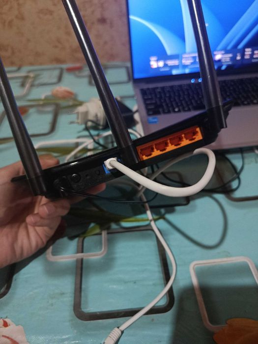Yangi wi-fi router, arzon narxda. 
Srochno sotishim kerak. 2ta bor.