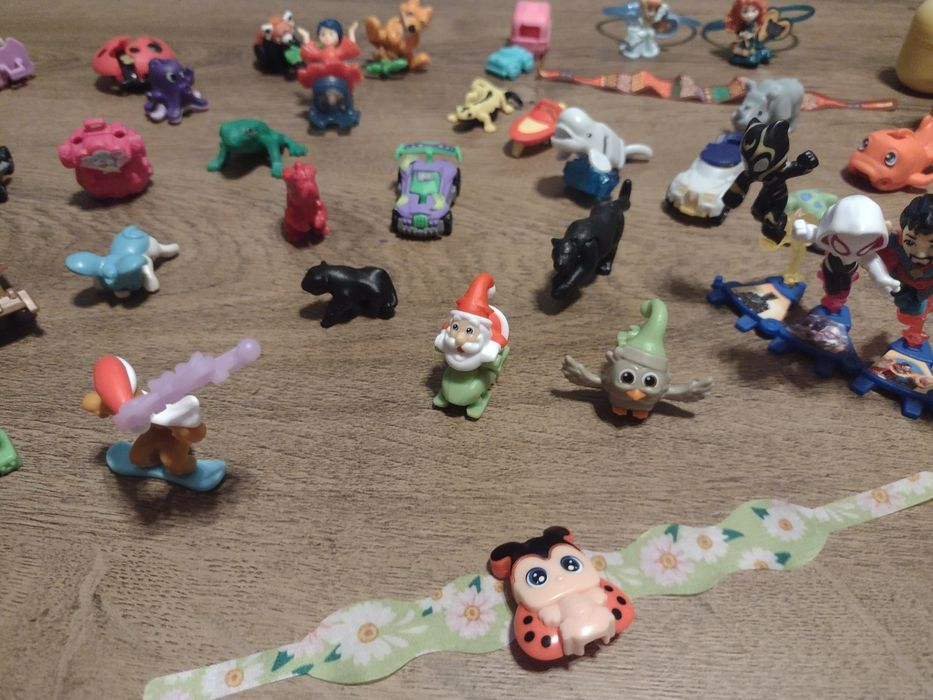 Киндер фигурки сглобени и не отворени +две гривнички около 66 броя.