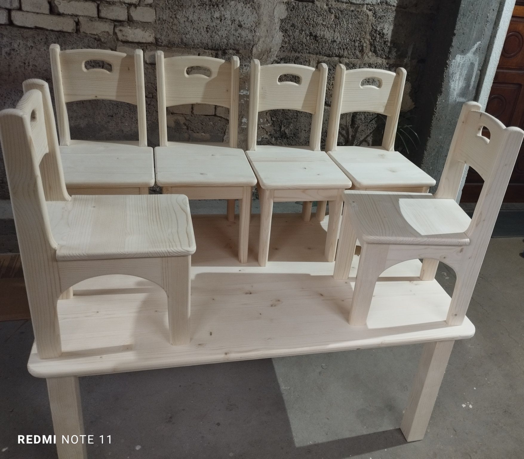 Дървени столчета и маса
