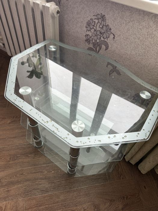 Стеклянный столик