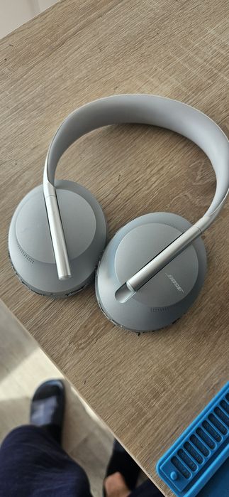 Bose Noise Cancelling 700 

Vine cu husa originala si cablul AUX

Fara