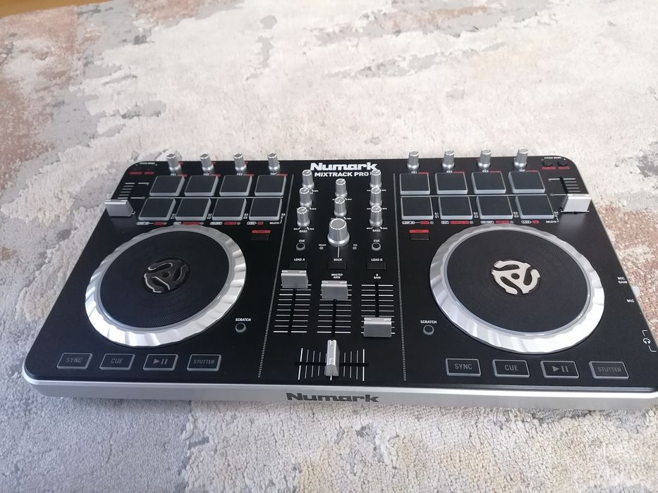 Consola numark mixtrack pro 2