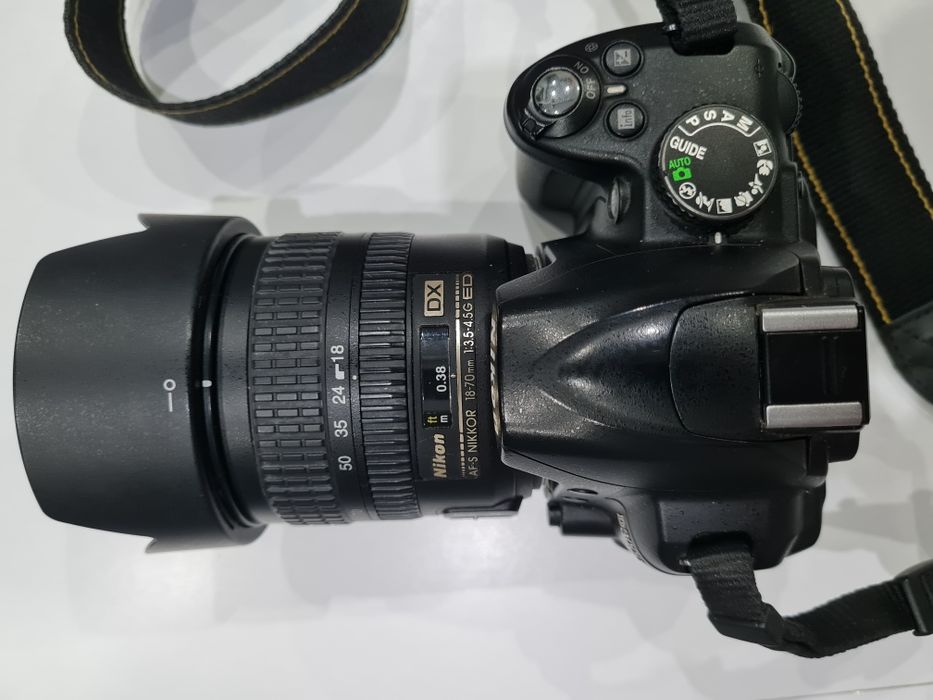 Nikon D3000 с обектив 18-70mm f3.5-4.5G ED-IF AF-S DX Zoom NIKKOR