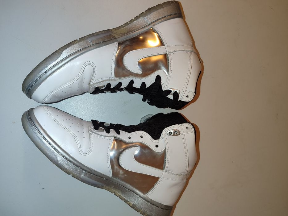 Nike W Dunk High SE 40
White/ White/ Mettalic Silver
White/ White/