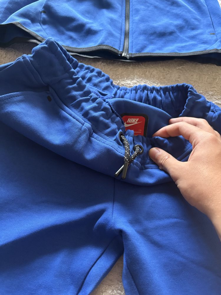 Продавам чисто нов Nike tech fleece blue , S и M размер