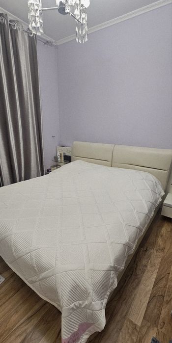 Двуспальная кровать с тумбами и подсветкой