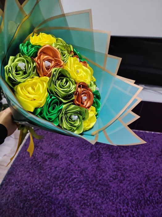 Buchet din 19 trandafiri din satin lucrati manual