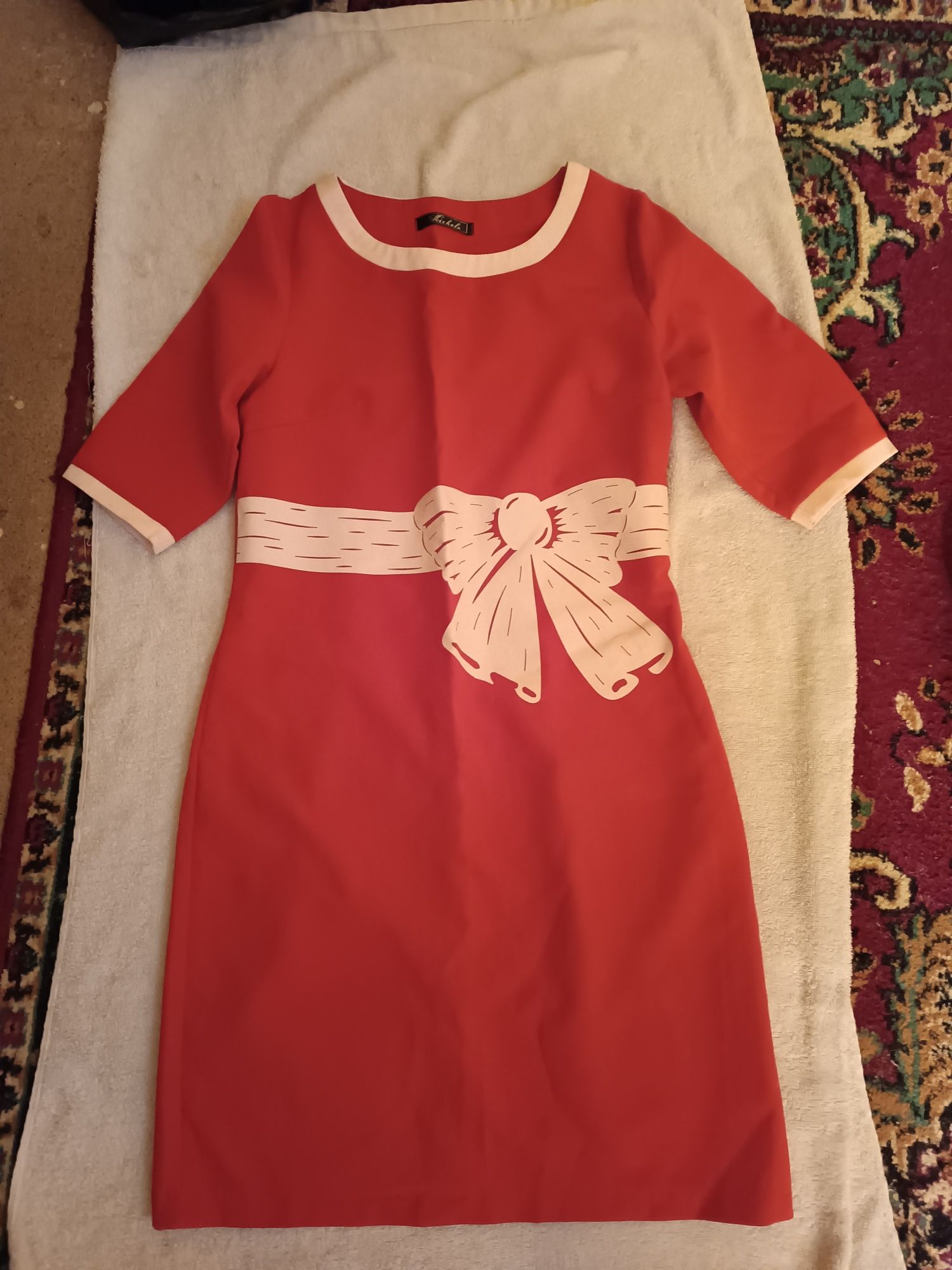 Продам красное платье новая за 3500