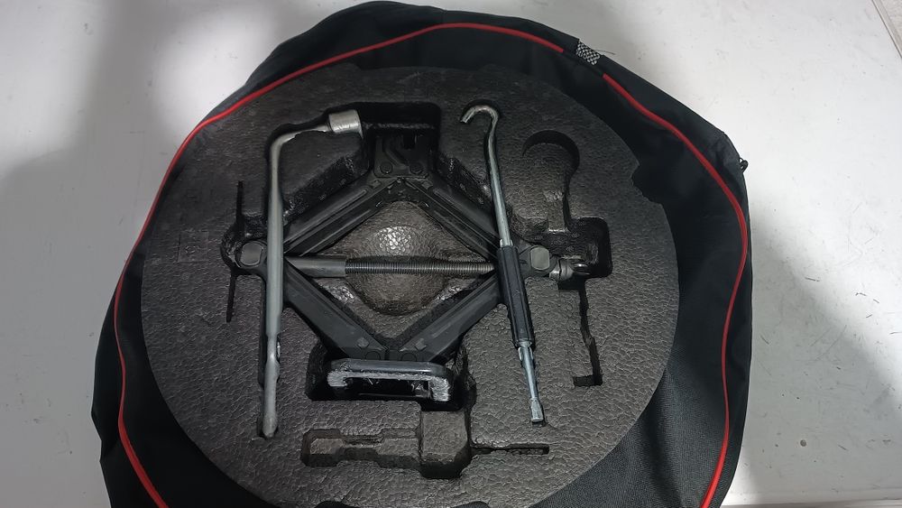 Комплект, крик с ключ за Kia