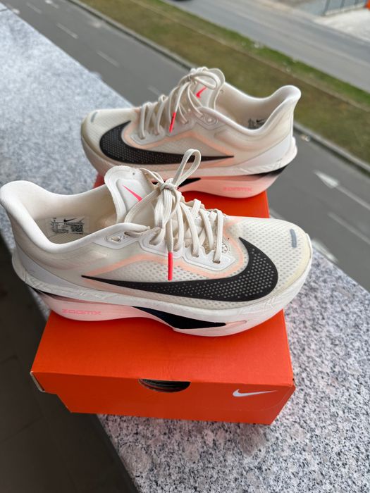Adidași Nike pentru alergat, mărimea 36,5-23 de cm.Adidașii sunt noi.