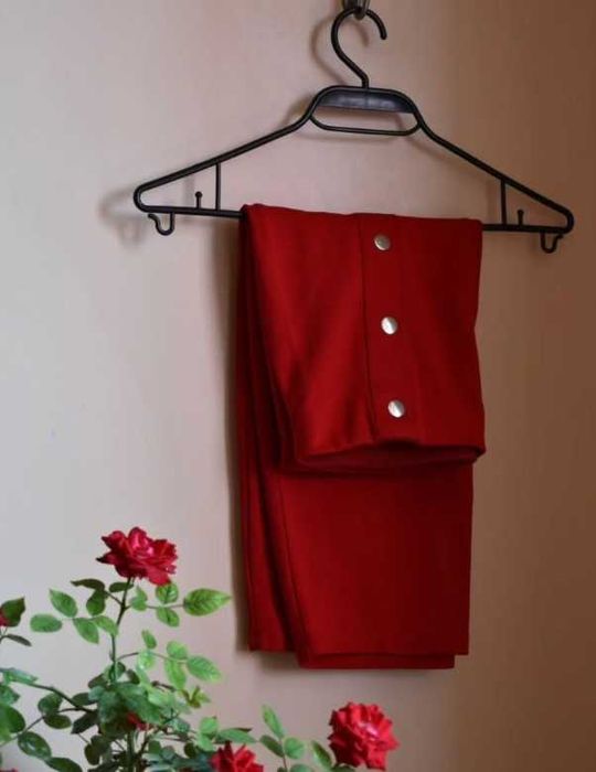 Елегантна червена пола