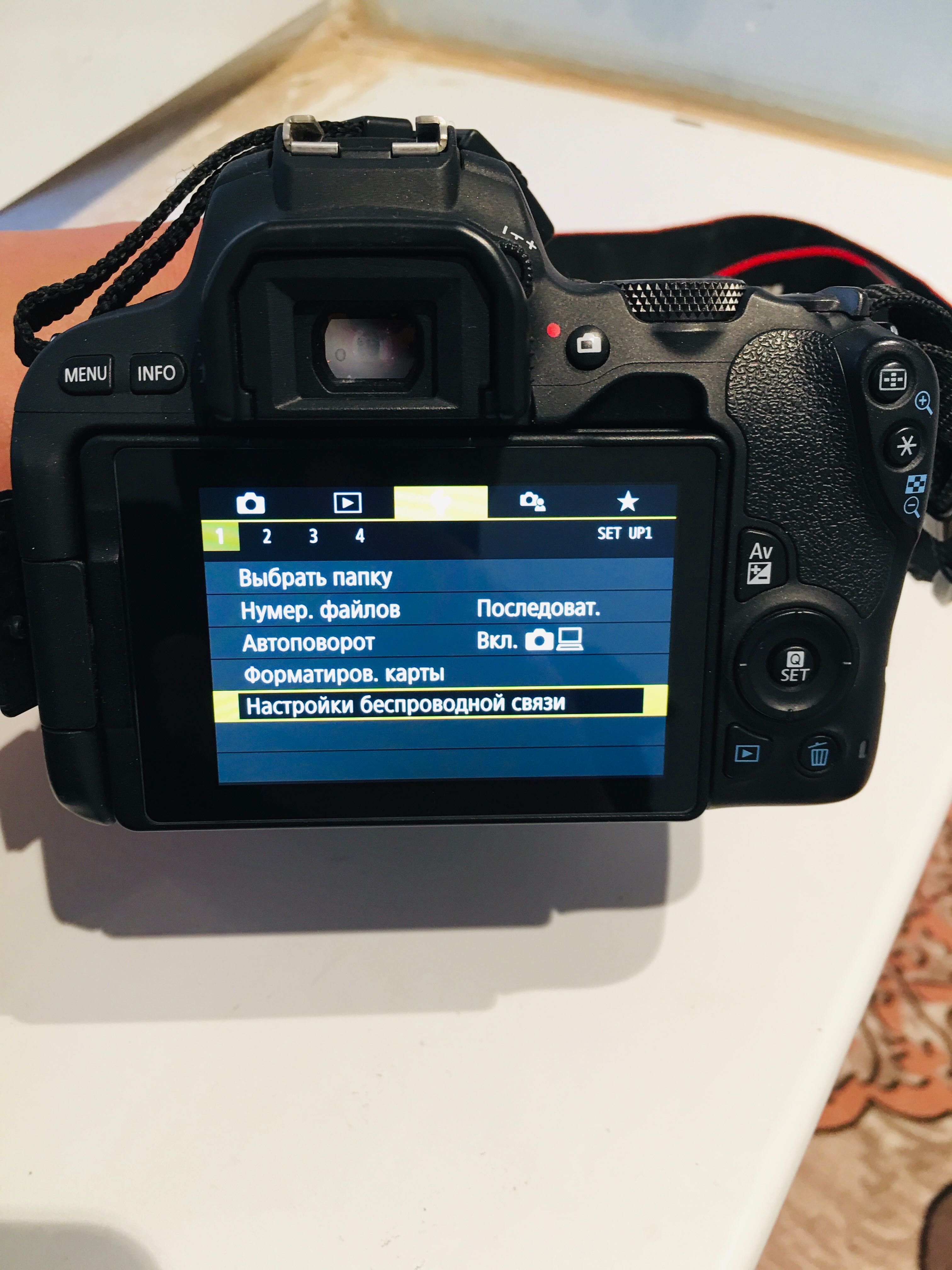 Зеркальный фотоаппарат Canon 200d