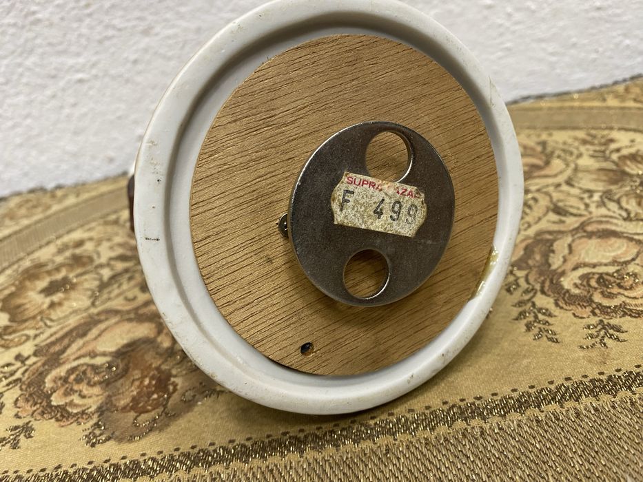 Френска фигура от порцелан музикален механизъм