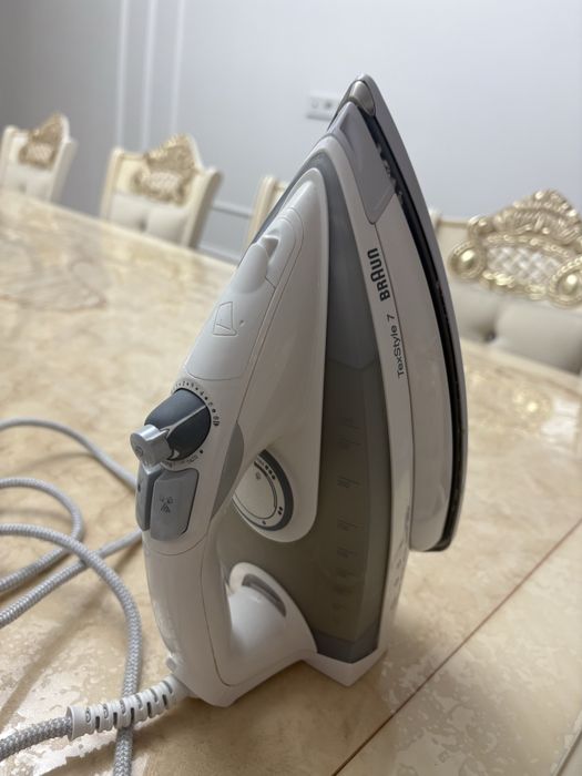 Белый утюг от бренда Braun