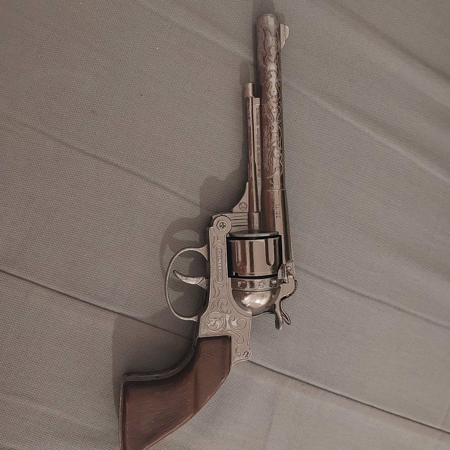 Revolver metalic cu capse