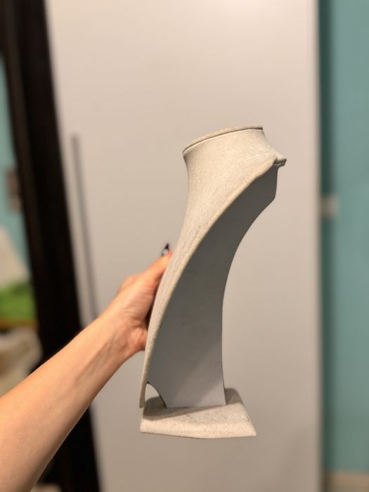 Поставка за бижута с кадифена материя