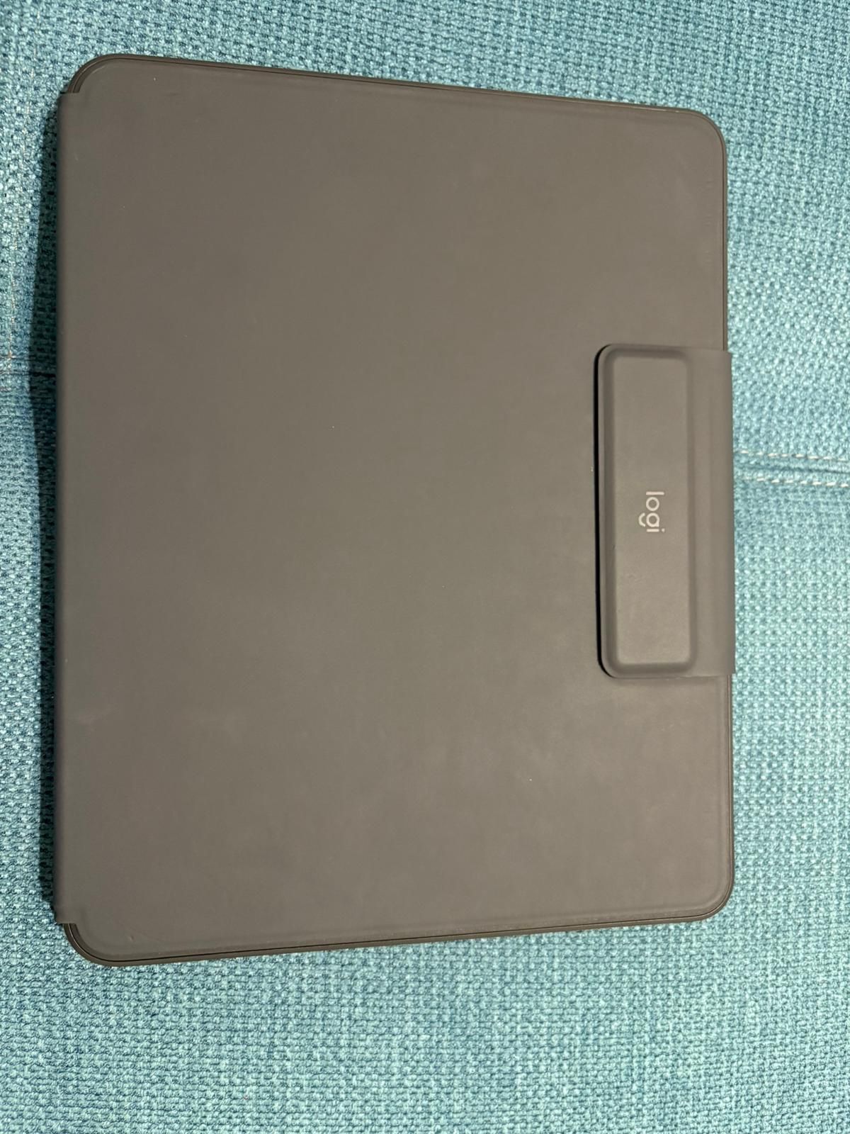 Husa cu tastatura iluminata Logitech Slim Folio Pro.