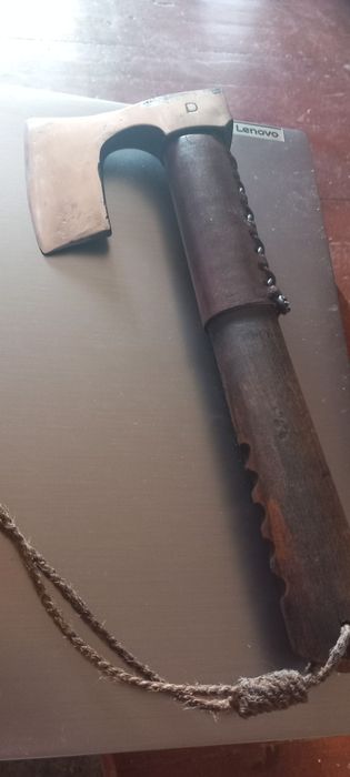 Малка туристическа брадвичка с кожен калъф