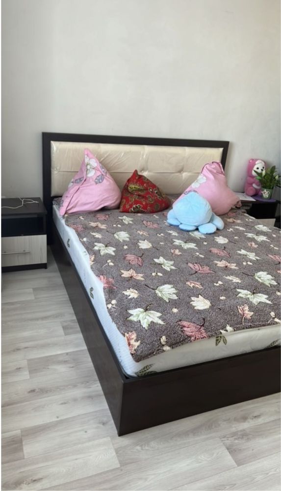 Продам кровать и 2 тумбы