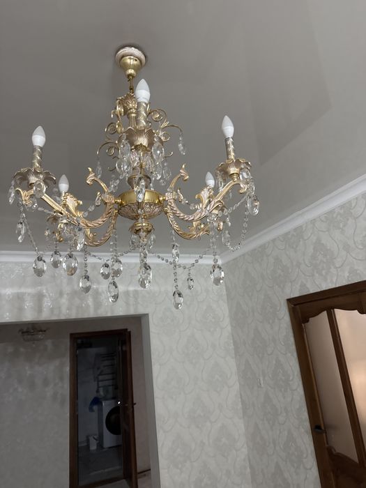 люстра очень качественная б/у,  6 ламп- 2 шт