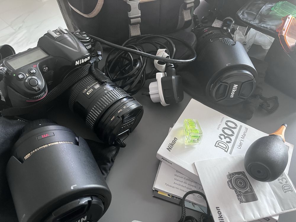 Продавам DSLR фотоапарат Nikon D300 с пълен комплект аксесоари