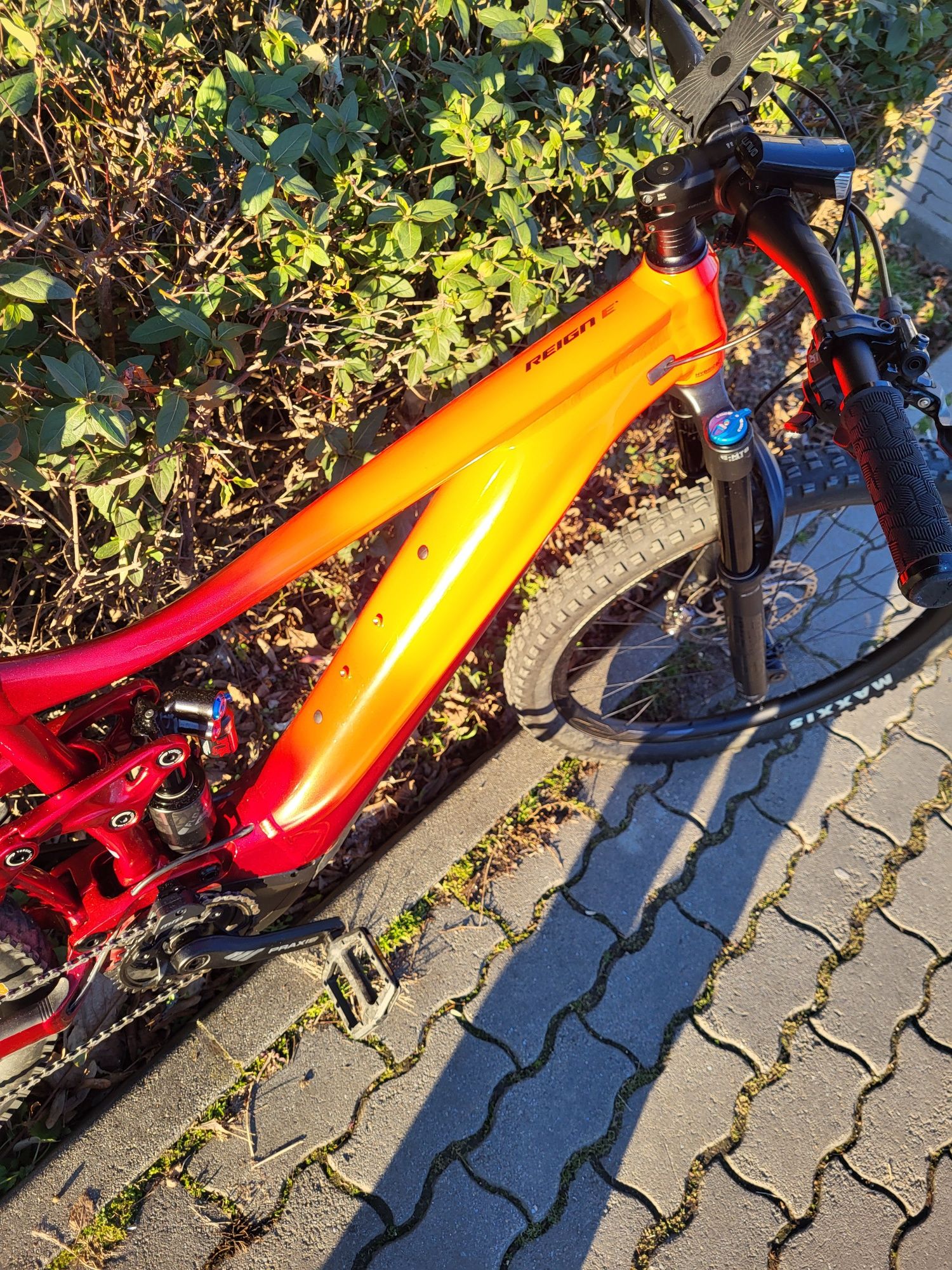 Bicicleta  electrică   full   suspension