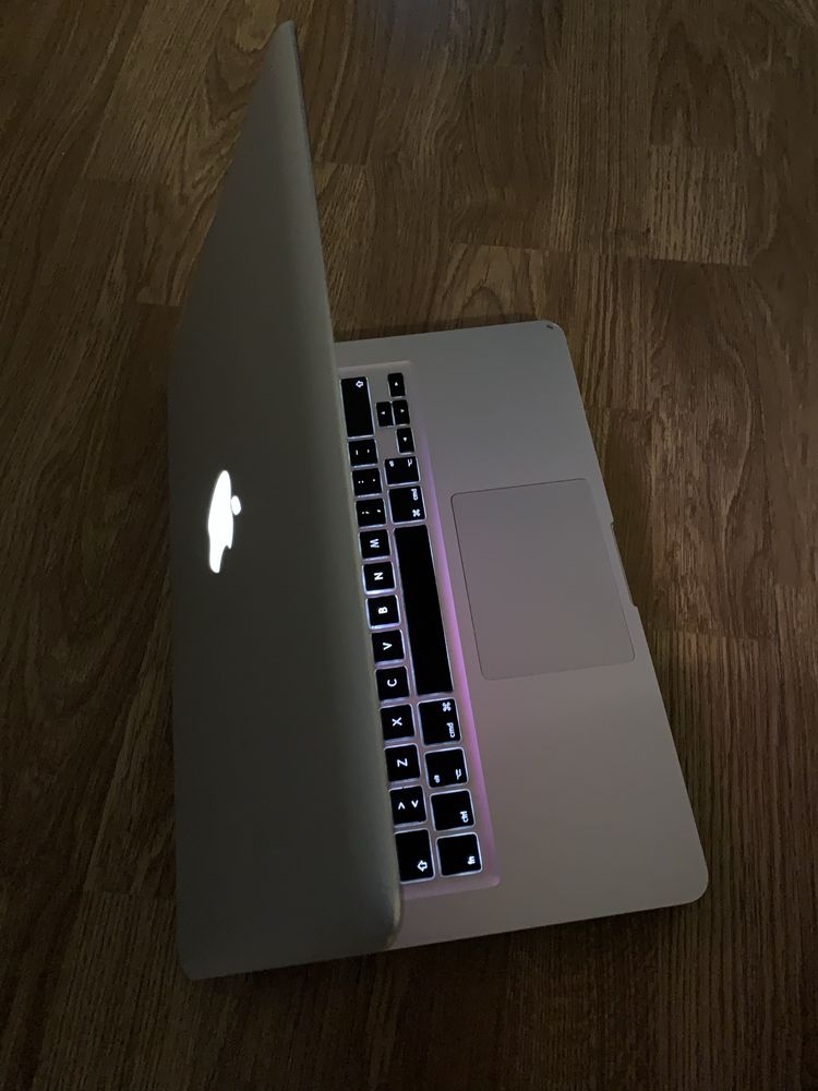 Laptop MacBook Pro intel core i5,Tastatura luminata,8gb ram,SSD 130gb
