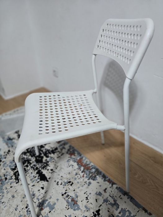 Продам стулья белые 7 шт