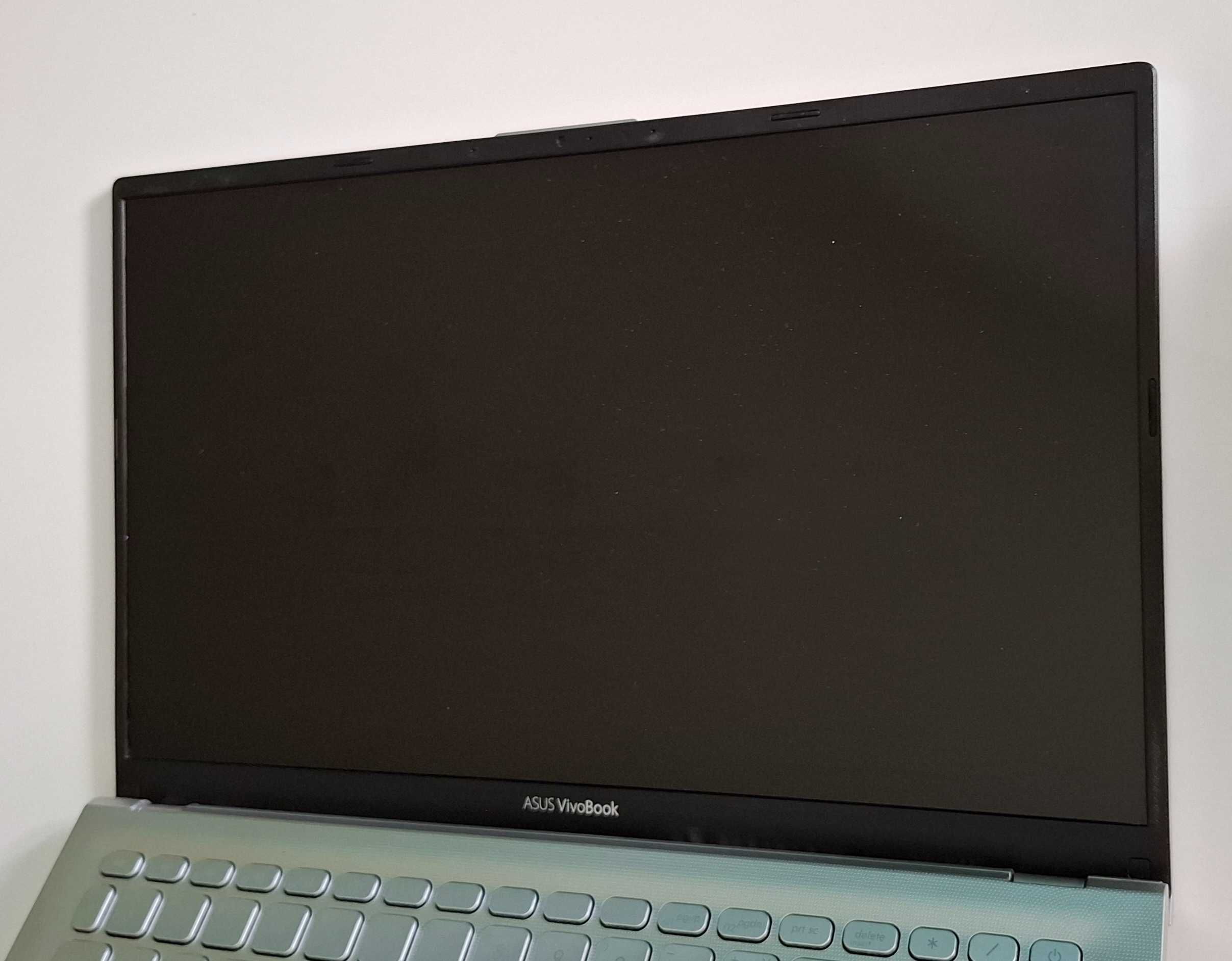 Продавам комплект лаптоп Asus Vivobook 15" с раница Bridgestone
