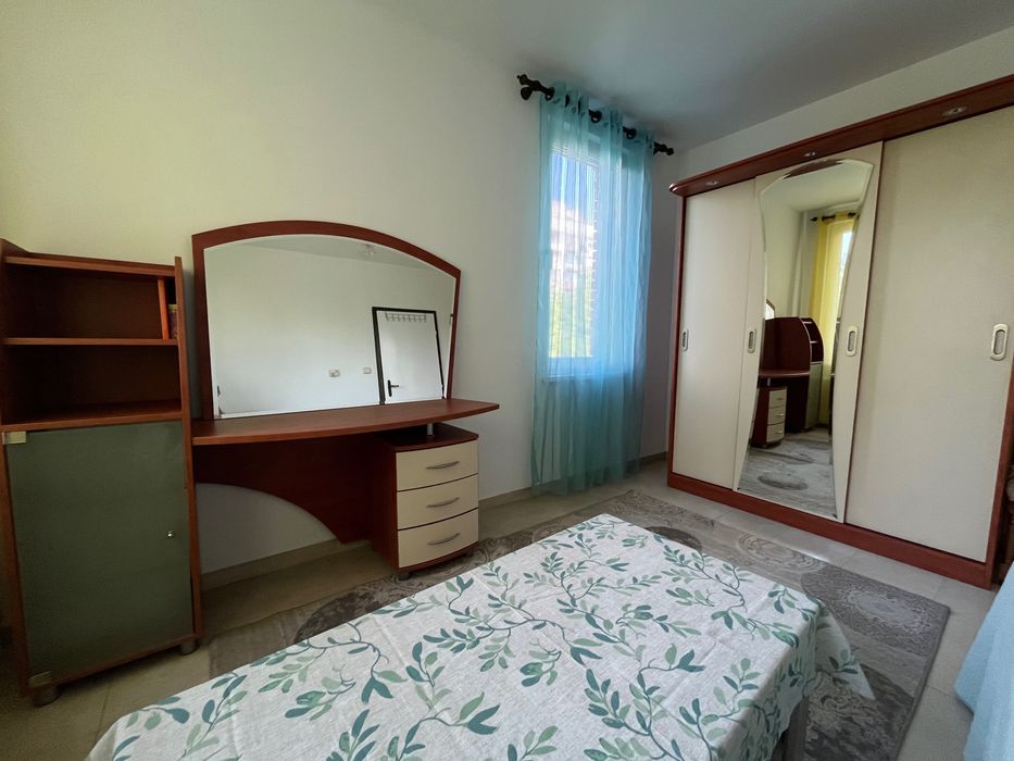 Бюро с чекмеджета и рафтове