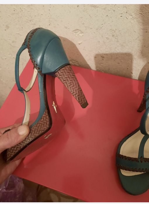 Vând sandale Cesare Paciotti