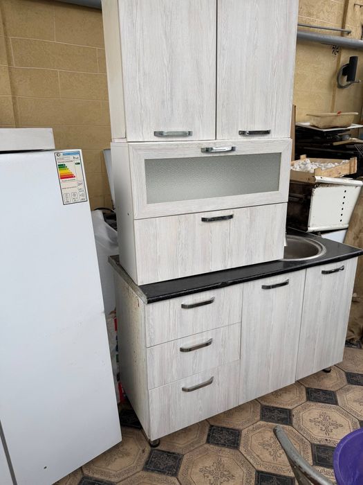 Срочно продам кухня внизу стол длина 130см два верхний тумба по 80 см