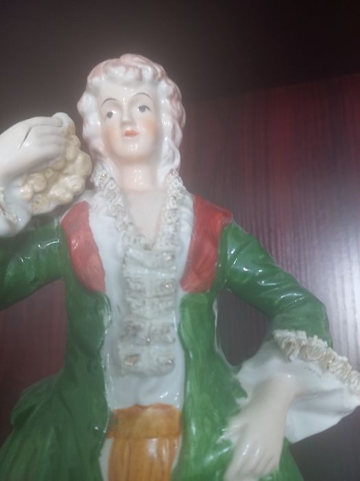 Продам фарфоровые статуэтки.производство Германия.высота 50 сантиметро