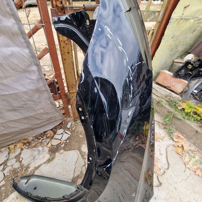 Tesla Y ляв калник