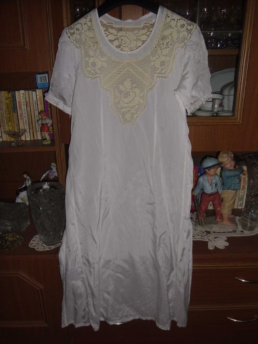 rochita vara ,broderie la gat