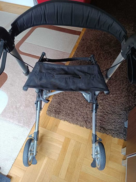 Проходилка тип ролатор