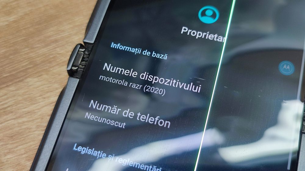 Motorola RAZR 2020 Se poate folosi fara probleme dunga mica pe display