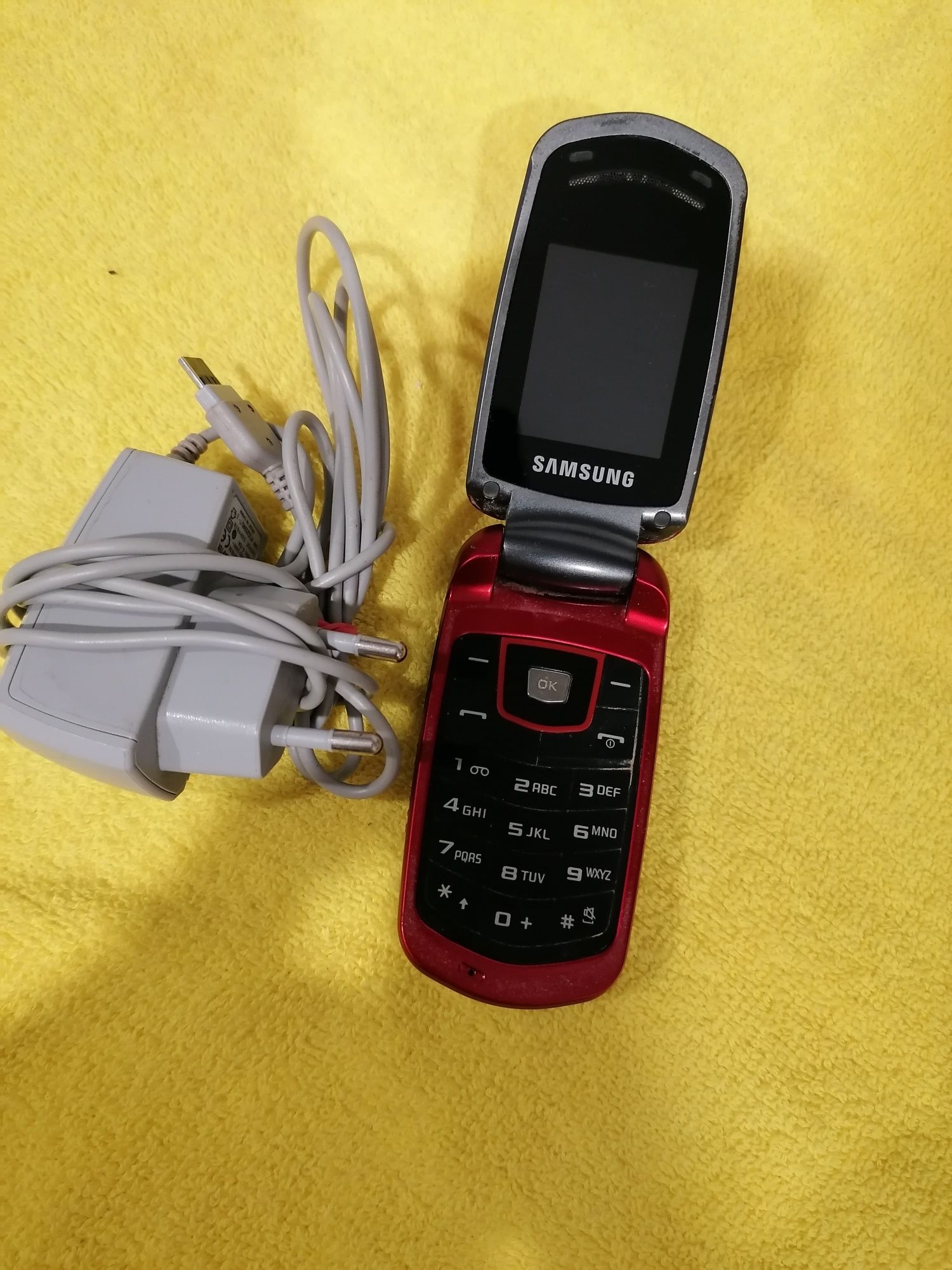Telefon cu clapeta cu încărcător cu display dublu
