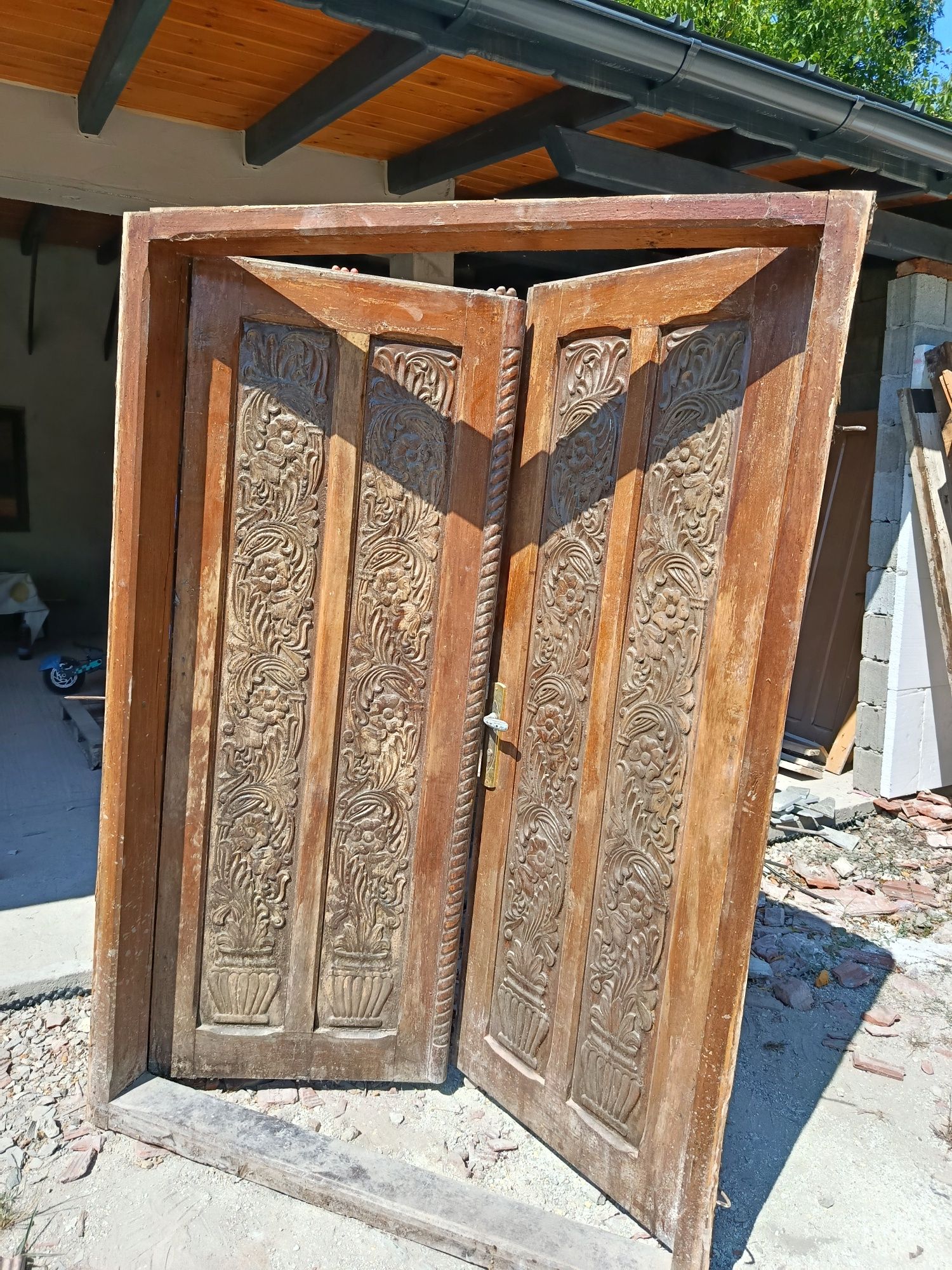 Usi duble sculptate