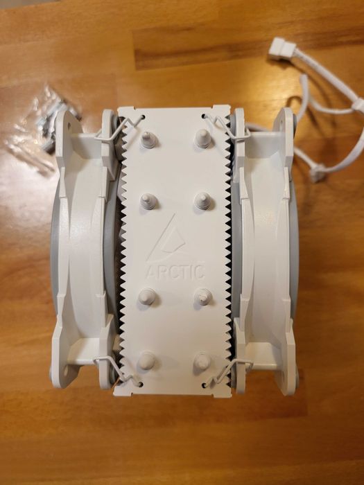 Vând procesor AMD 7500f + cooler Arctic in stare ca nouă