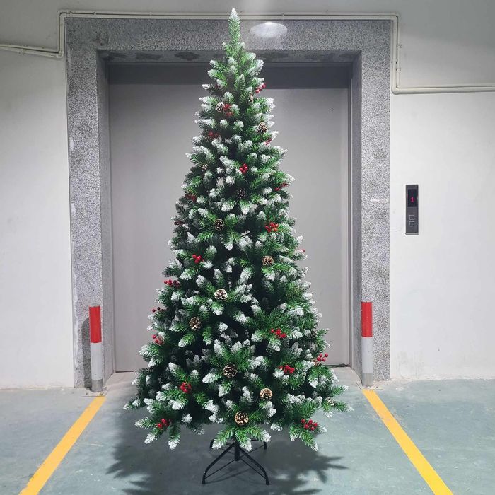 Коледна елха с шишарки и глог