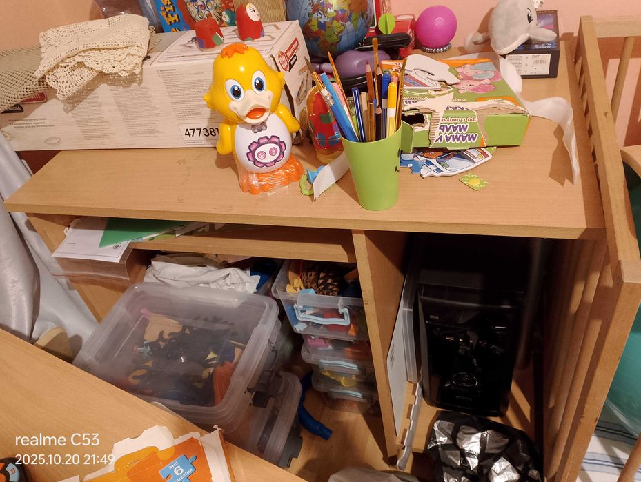 Обзавеждане детска стая гардероб, бюро, детска кошара,  етажерки