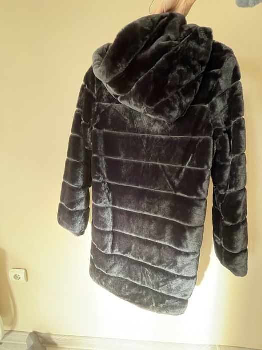 Пухкаво черно палто