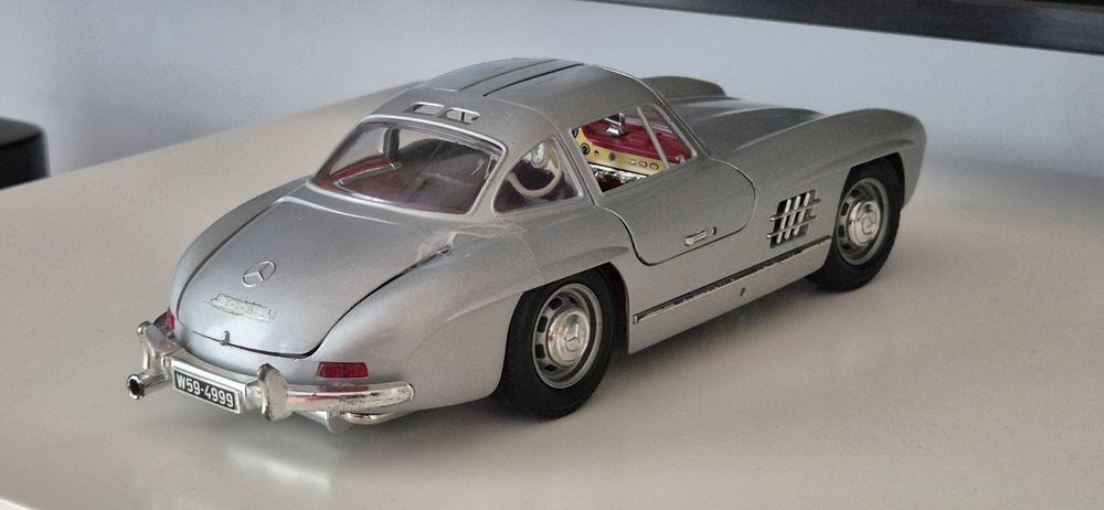 Macheta Mercedes 300 SL scara 1/18 Brurago metalica