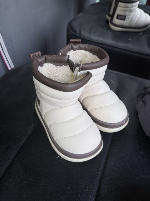 Продаетсч зимний детскиц комбинезон и сапожки