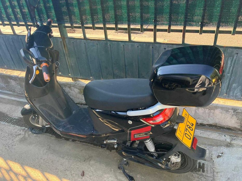 Vând scuter electric RKS R8
