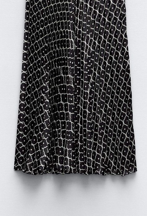 Продавам дамска плисирана пола