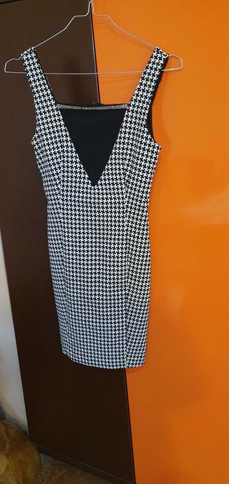 Рокля размер XS обличана е 3 пъти