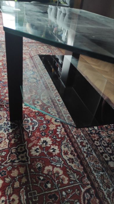 Продавам стъклена маса и стъклена стока за телевизор